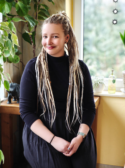🎨 Magie in den Strähnen – Warum mehrere Farbtöne euren Dreads mehr Tiefe und Leben verleihen