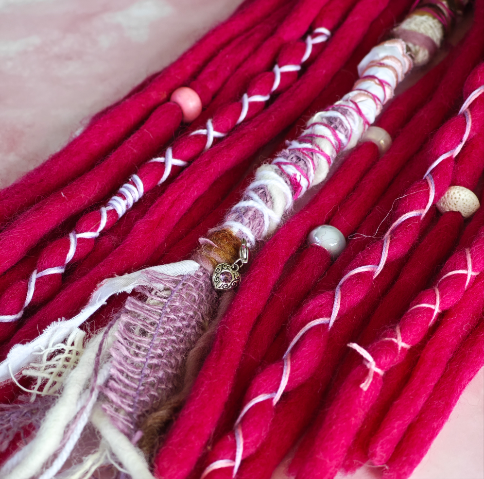 Berry Spell – 10 DE Wool Dreads (40 cm) + 1 Wrap