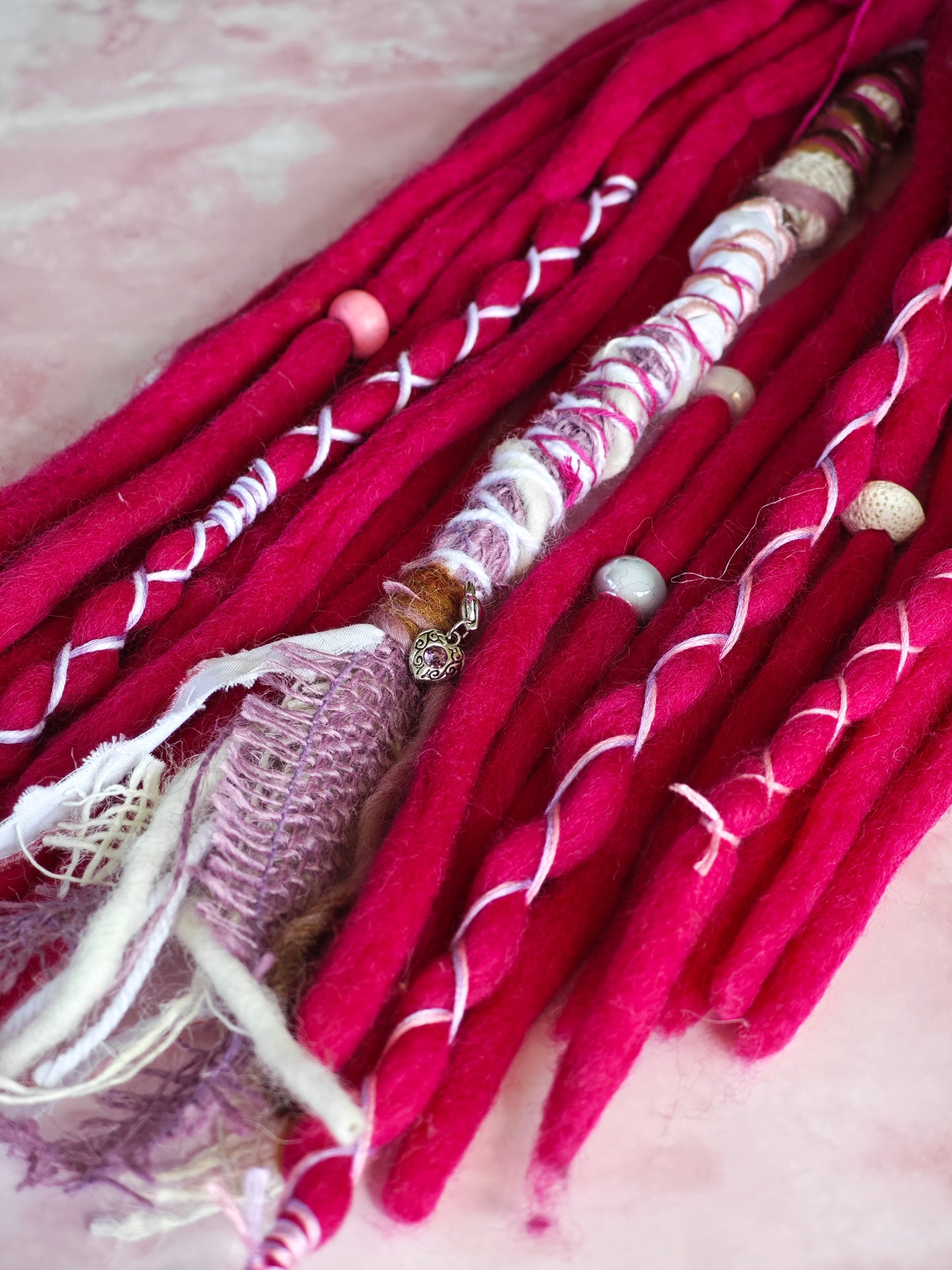 Berry Spell – 10 DE Wool Dreads (40 cm) + 1 Wrap