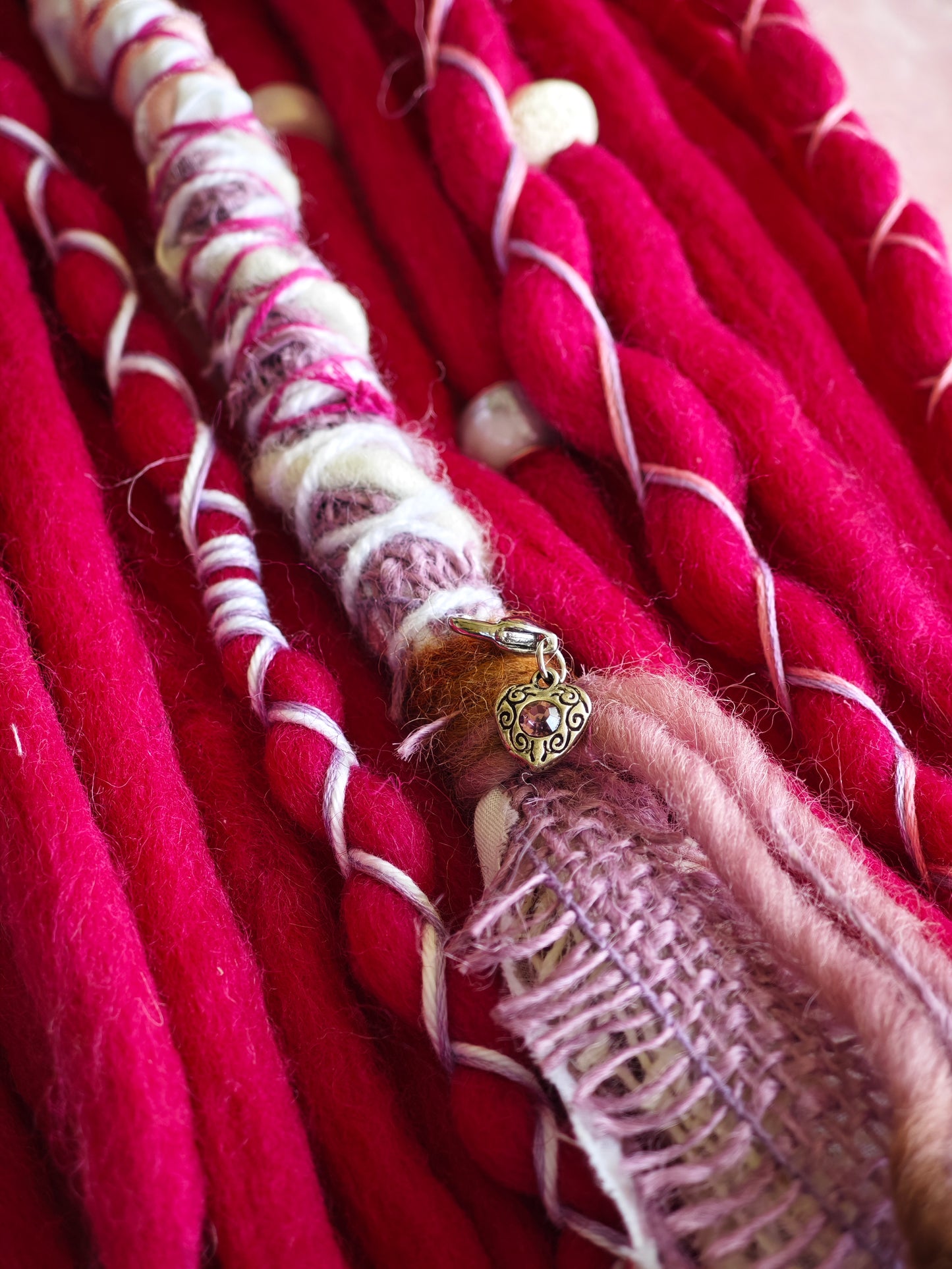 Berry Spell – 10 DE Wool Dreads (40 cm) + 1 Wrap