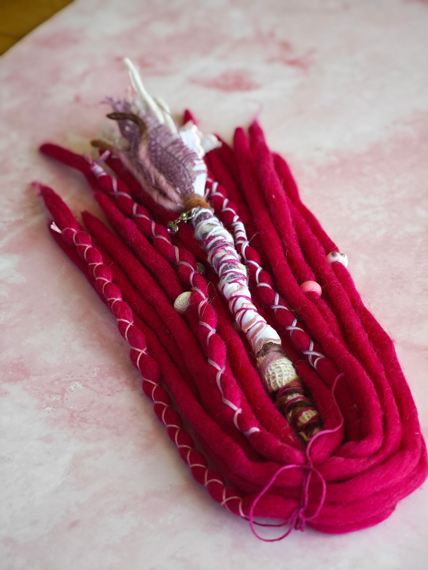 Berry Spell – 10 DE Wool Dreads (40 cm) + 1 Wrap