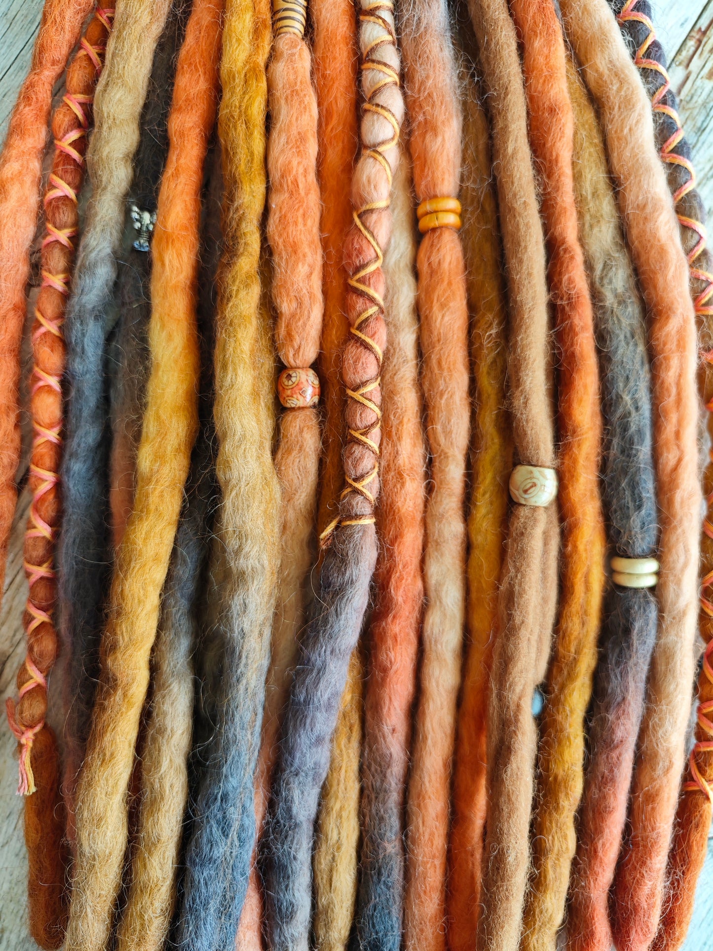 Autumn Fire – handgefärbte 10 DE Wool Dreads SPECIAL EDITION