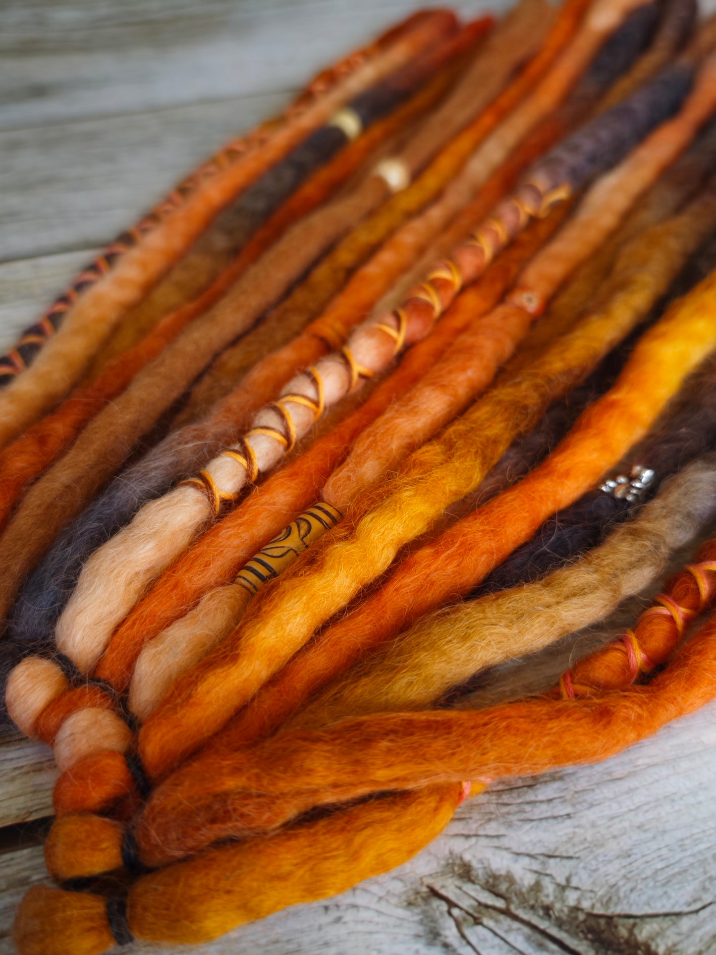 Autumn Fire – handgefärbte 10 DE Wool Dreads SPECIAL EDITION