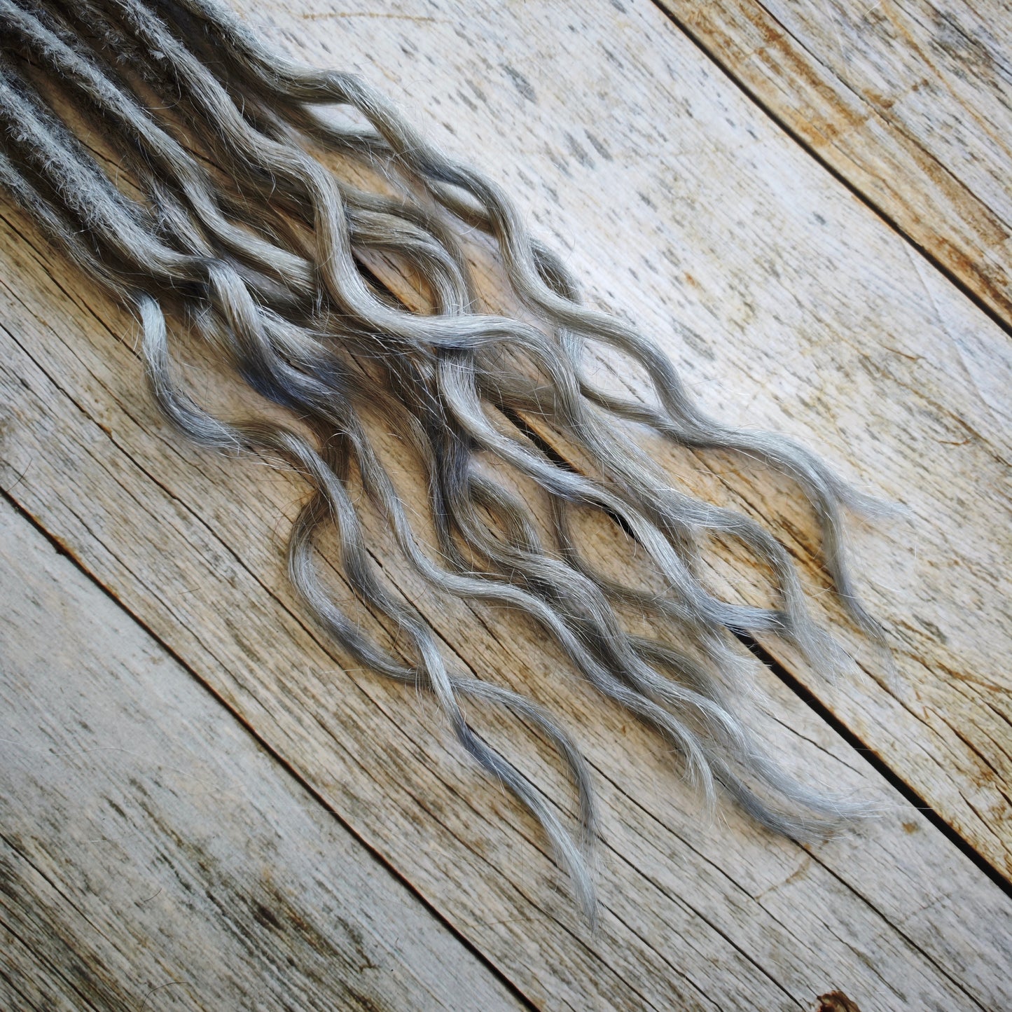 Echthaar Dread Extensions | grau/silber | gewellte Spitzen