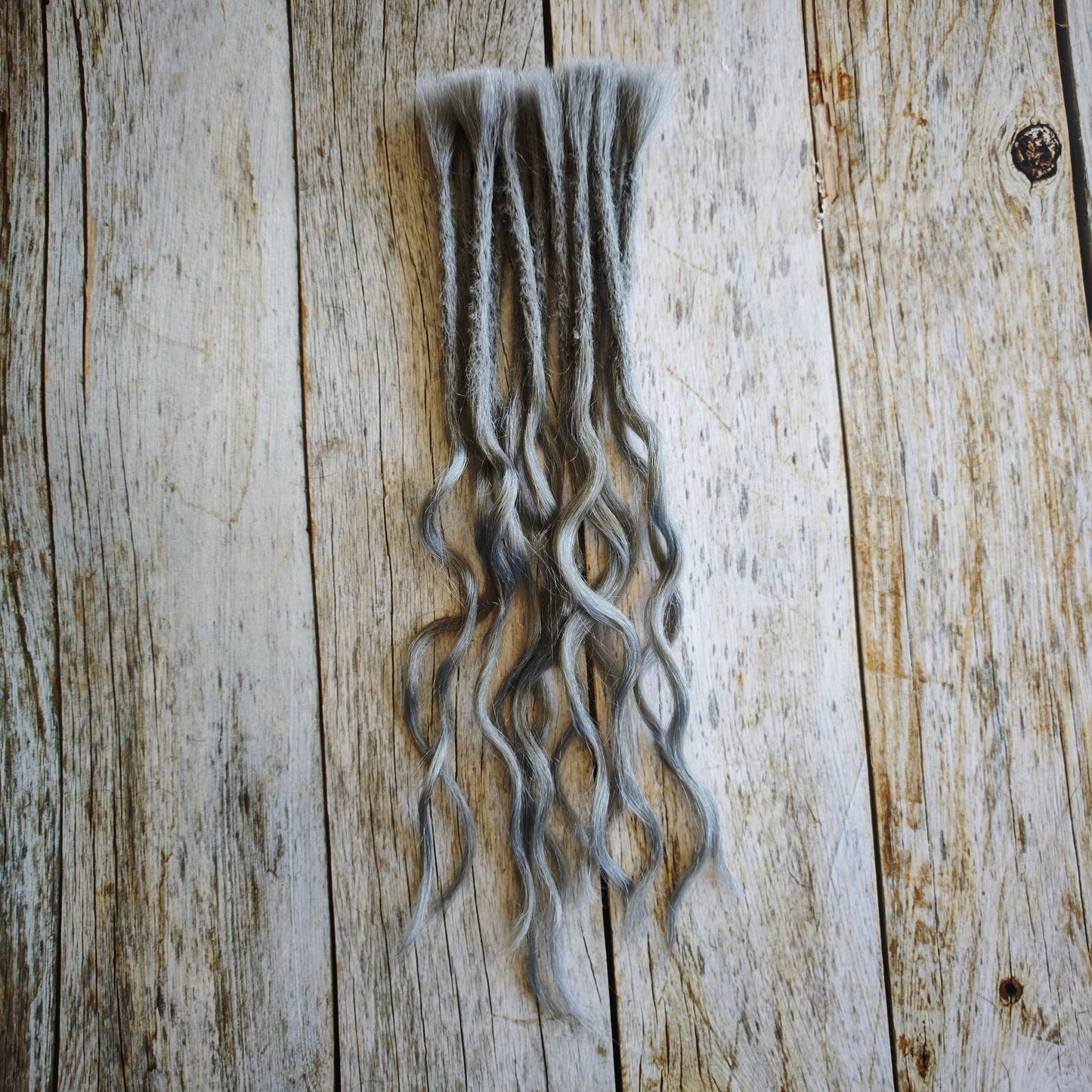 Echthaar Dread Extensions | grau/silber | gewellte Spitzen