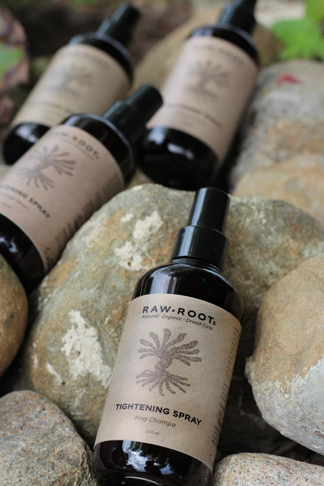 Eine Flasche RAW Roots Tightening Spray in der Duftrichtung Herbal breeze
