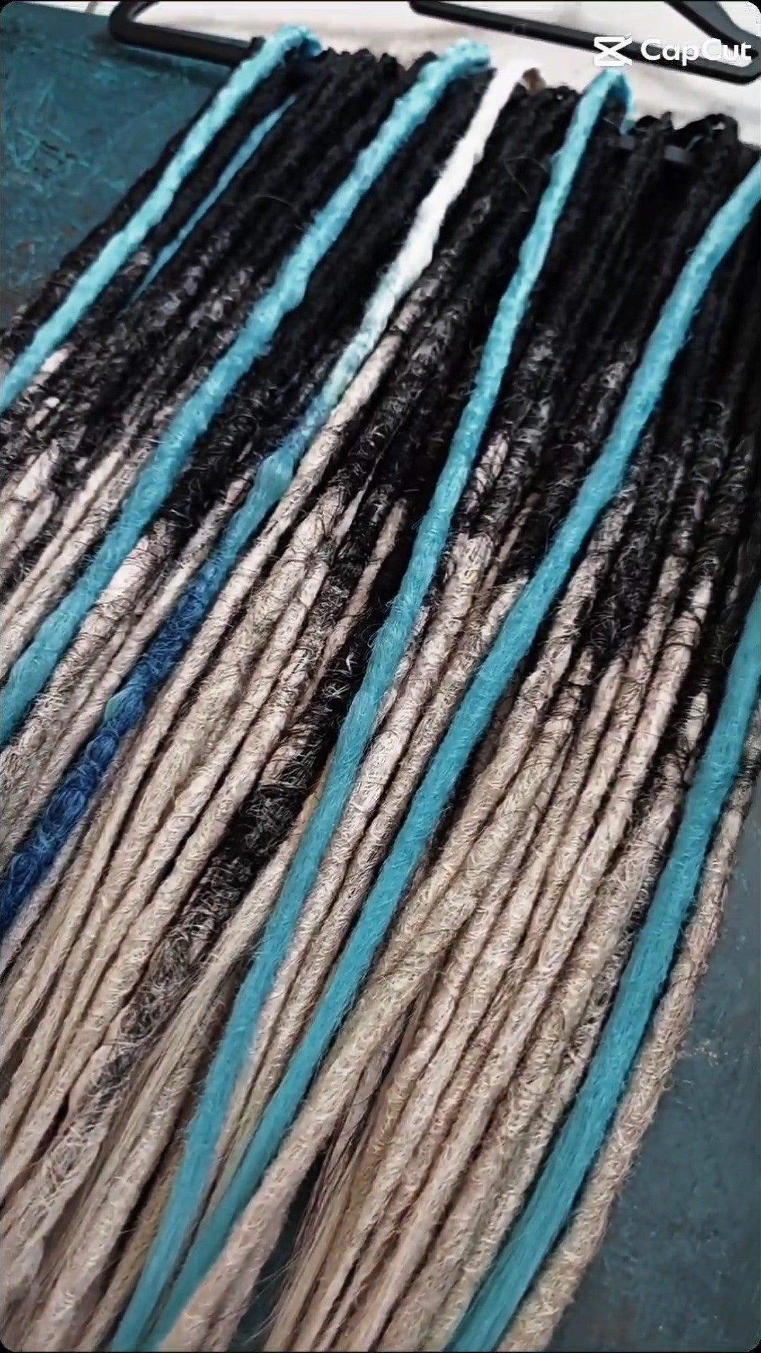Straight Dreads | Individuelles synthetic Set in deiner Wunschfarbe