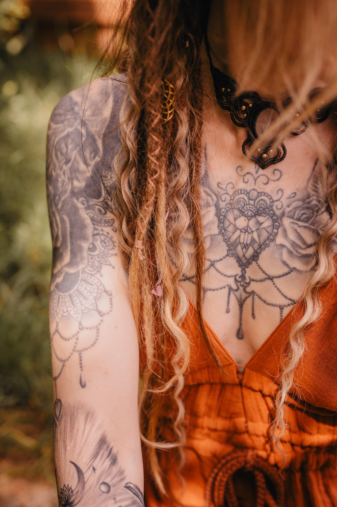 Boho Dreads – Wenn Haare, Schmuck und Kleidung eine Geschichte erzählen 🌿✨