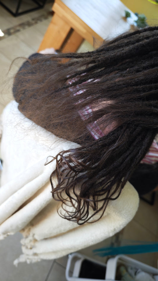 Warum frisch erstellte Dreads oft noch steif sind – und wann es besser wird