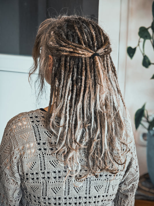 Graue Dreads – lebendig, echt und voller Geschichten 🌿