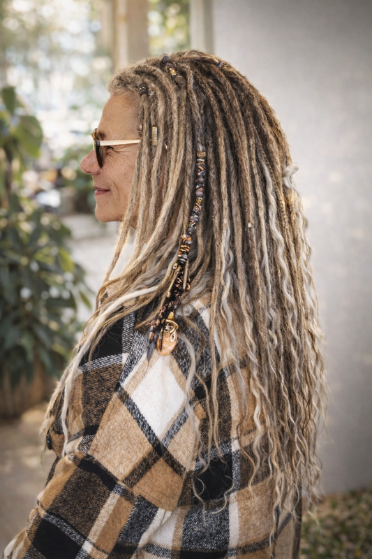 Mehr Volumen mit Dreads: Akzentsets mit Locken – kleine Details, große Wirkung ✨