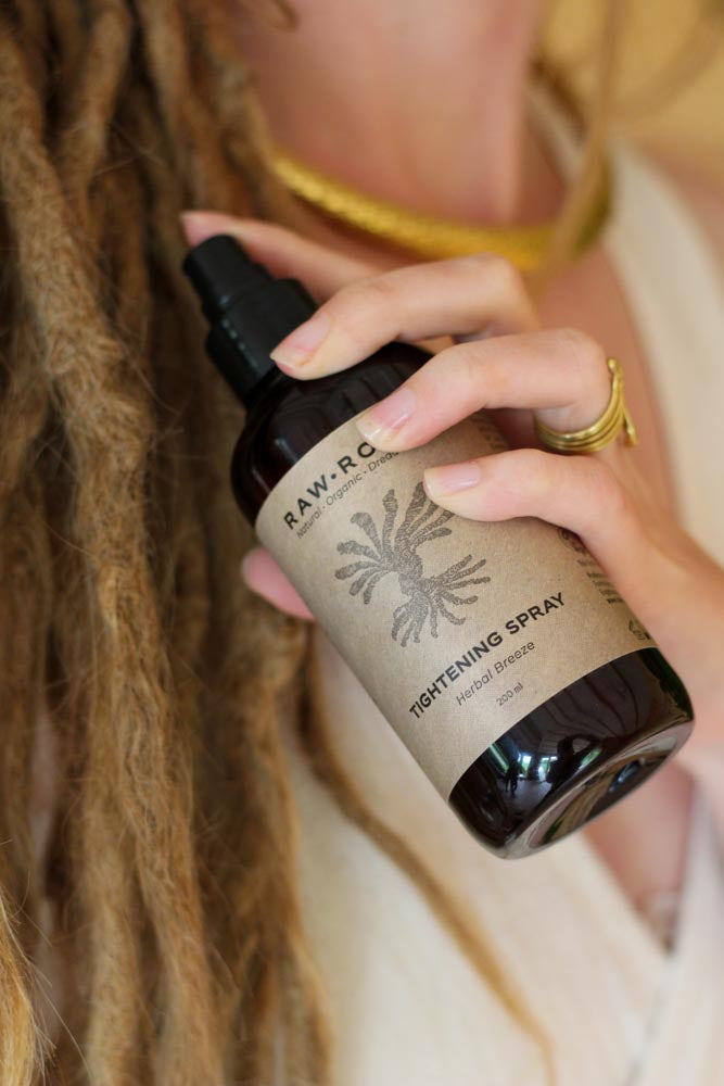 Wie man das Tightening Spray vin Raw Roots bei Dreadlocks anwendet