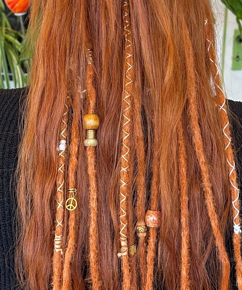 Kupfer dreads partial mit boho Verzierung und Bändern 