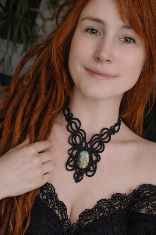 Labradorit Makramee Collier "Skadi's Lichtpfad"