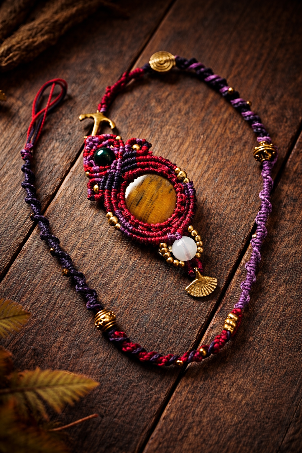 Edelstein Makramee Dreadwrap „Eirs Herzfeuer“ | mit großem Tigerauge