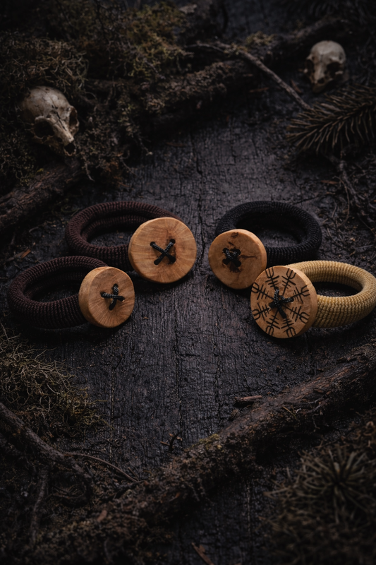 Haargummis mit Holzkopf