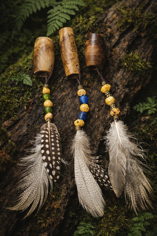 Dreadperlen aus Eiche mit Federschmuck | Größe L