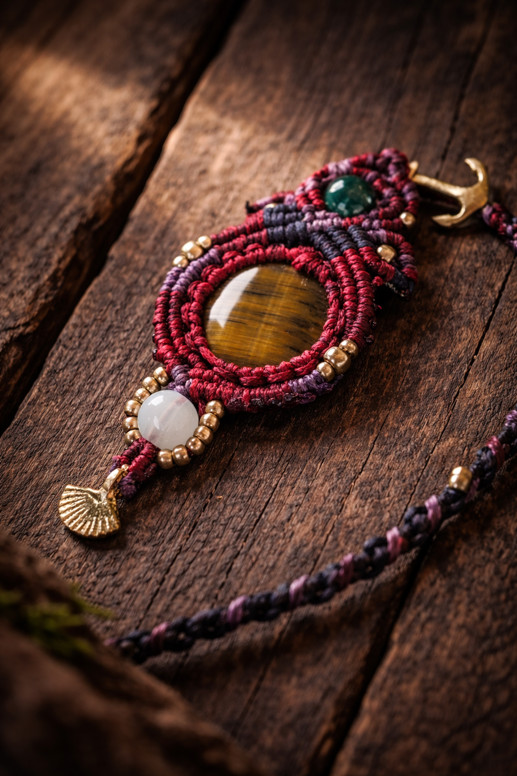 Edelstein Makramee Dreadwrap „Eirs Herzfeuer“ | mit großem Tigerauge