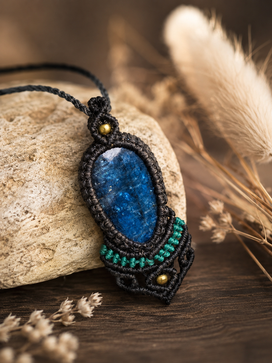 Handgeknüpfte Edelstein Kette "Blueberry Velvet" mit großem Kyanit